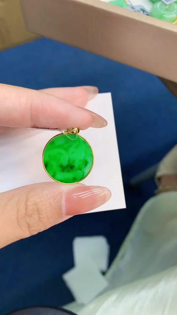 翡翠未镶嵌颈饰          1