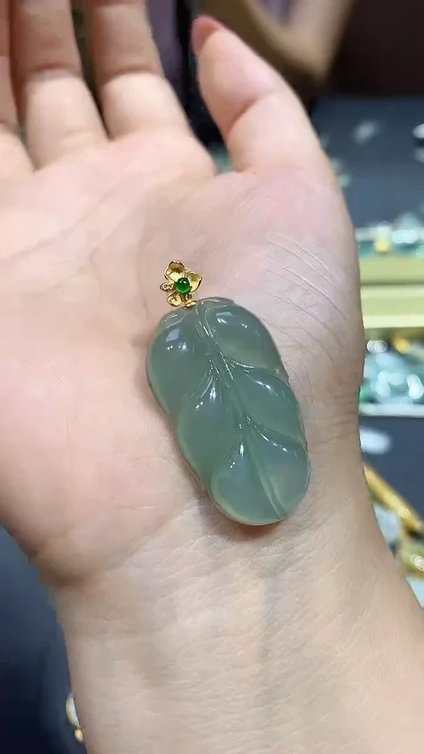 颈饰18K金镶嵌翡翠20250914039