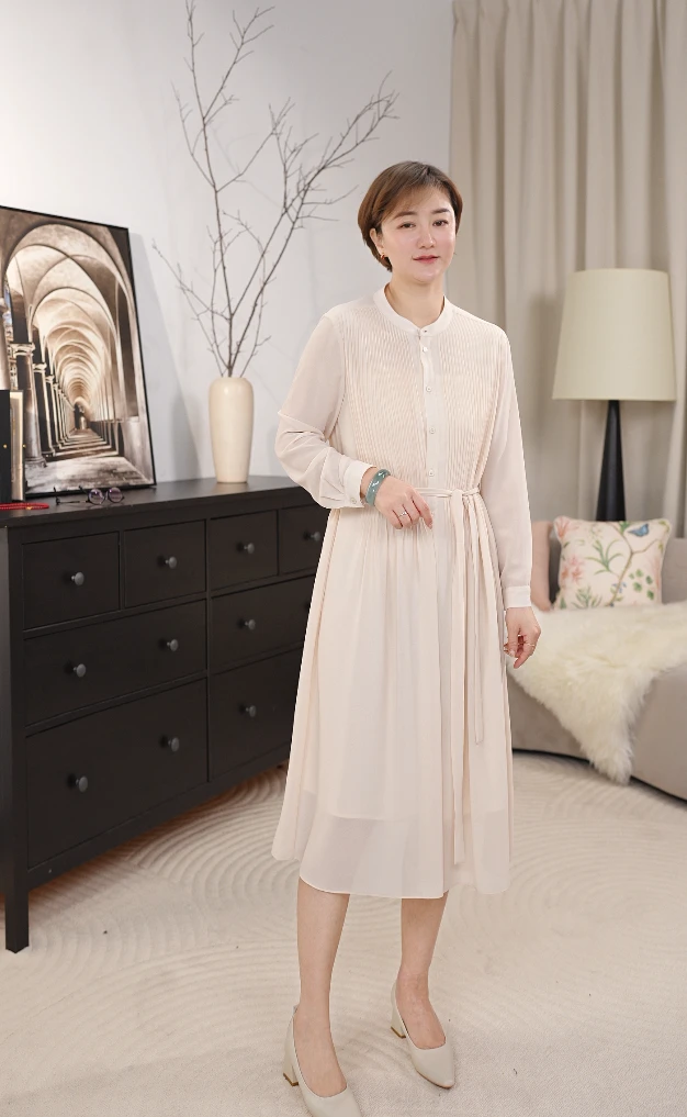 2502纽扣圆领连衣裙