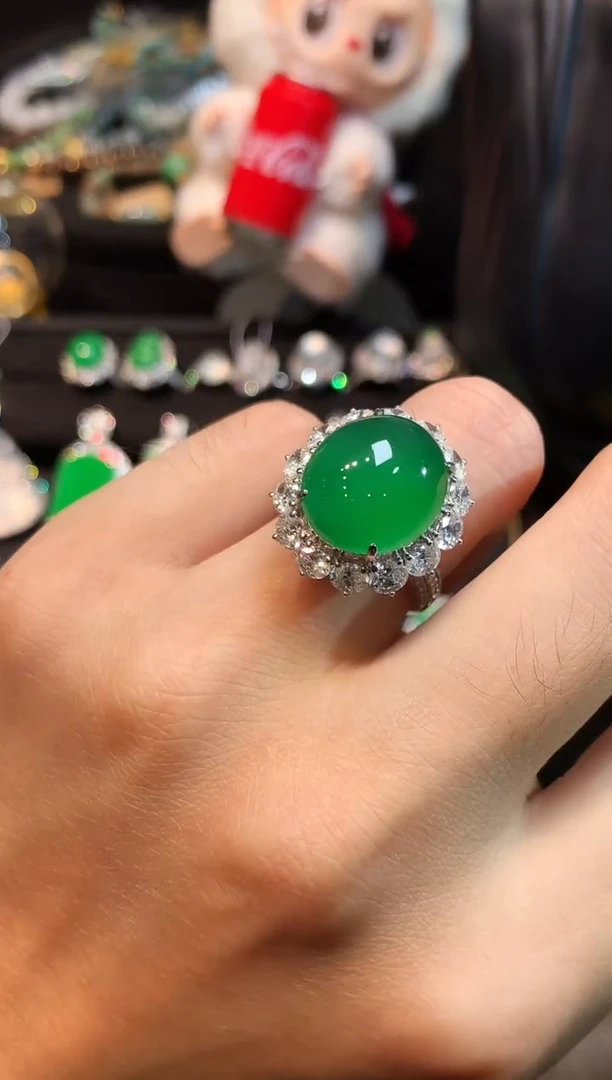 18K金镶嵌戒指翡翠高冰玻满绿大蛋面戒指