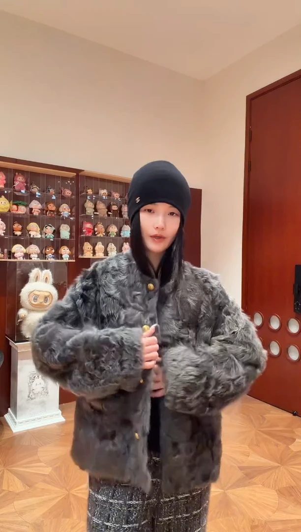 小胡羊灰色金扣子短款