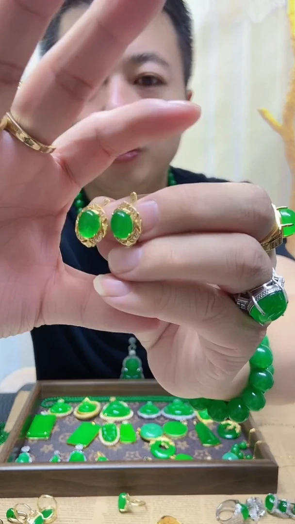 14K金镶嵌翡翠耳饰翡翠耳钩