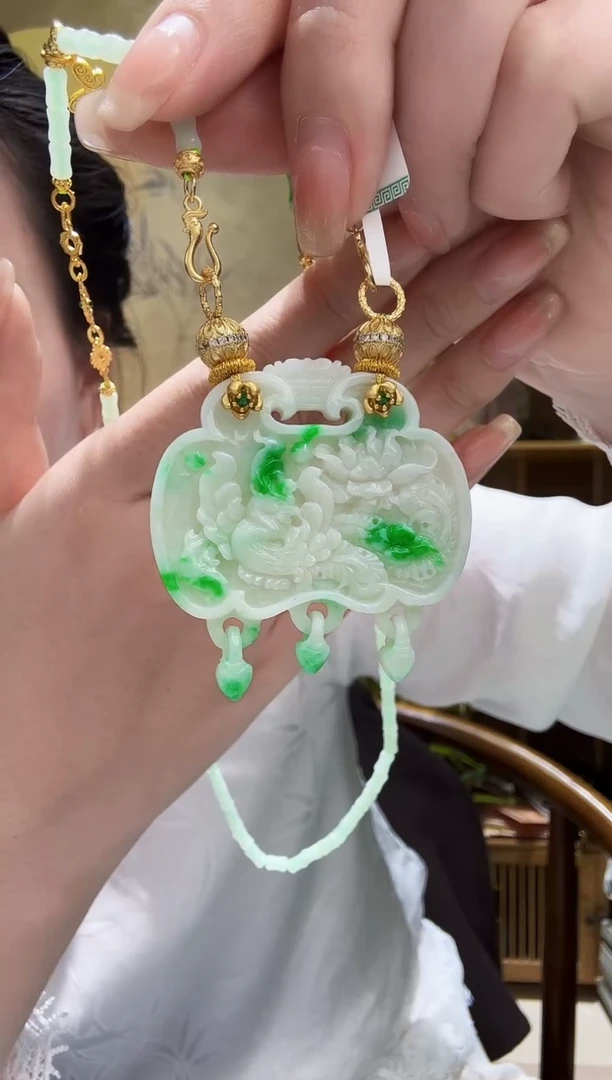 颈饰未镶嵌翡翠吊坠