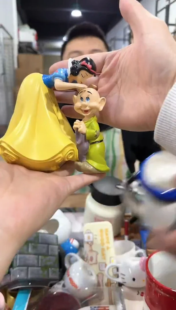 瓷片白雪亲吻糊涂蛋摆件