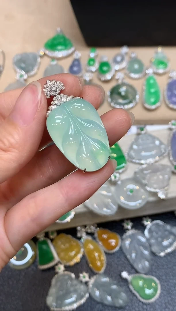 颈饰18K金镶嵌翡翠树叶【无服务费