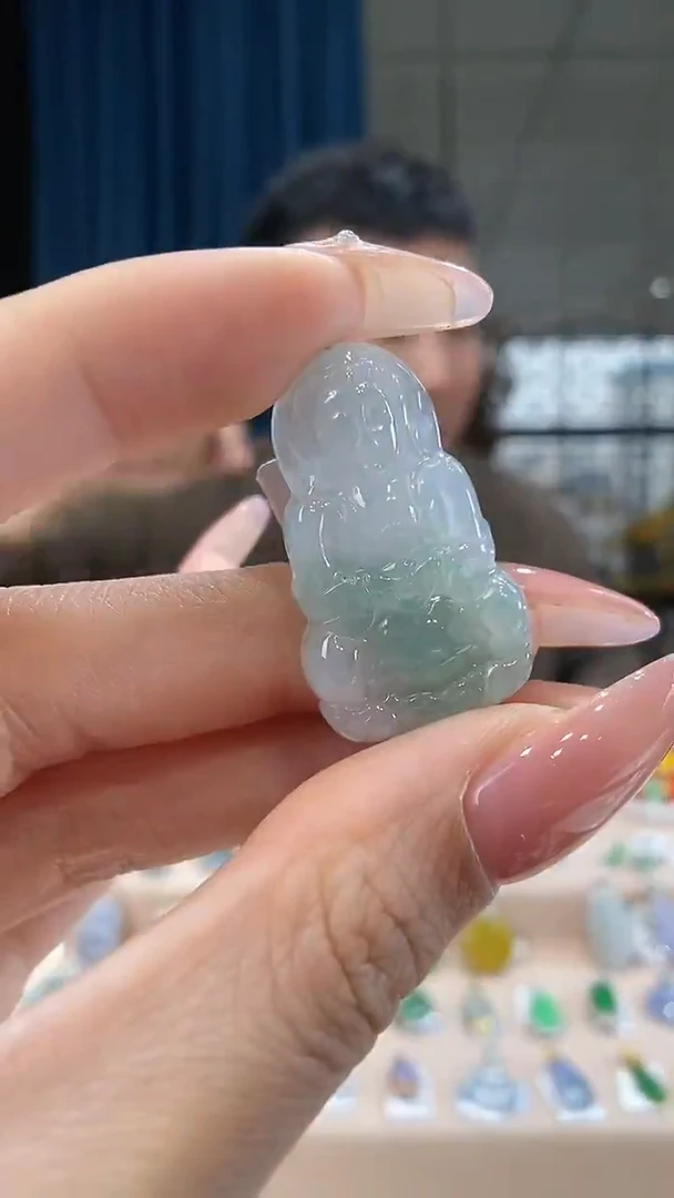 翡翠未镶嵌颈饰观音