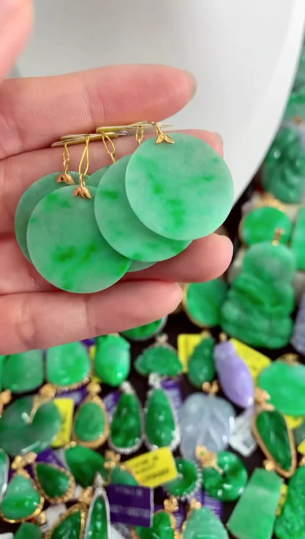 翡翠18K金镶嵌吊坠(不含链)多样性发货发其中一件