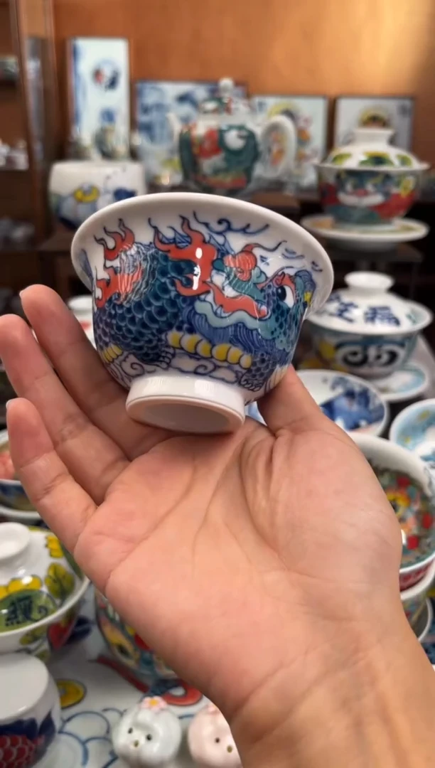 昨明微瑕青花麒麟压手杯