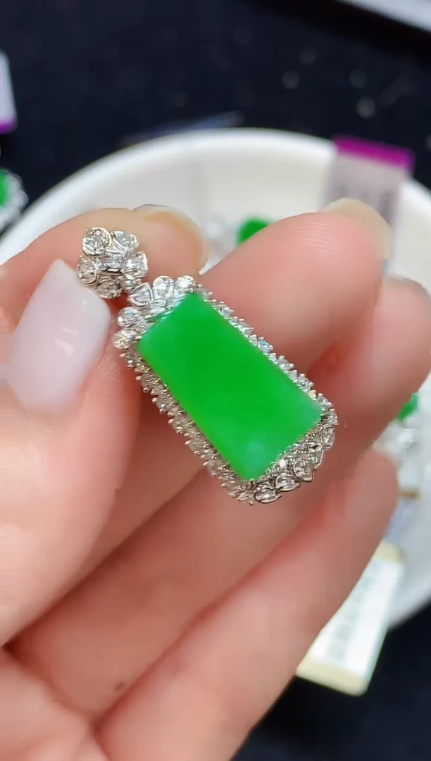 吊坠(不含链)18K金镶嵌翡翠46