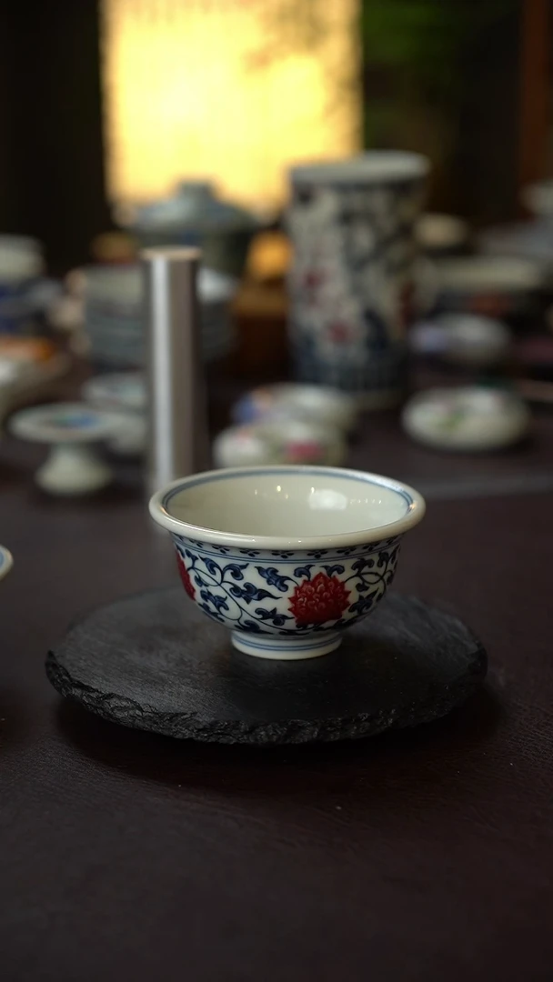 43号景德镇全手工手绘青花釉里红缠枝莲压手杯（大）