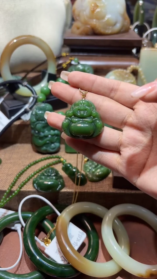 颈饰18K金镶嵌和田玉（碧玉）1