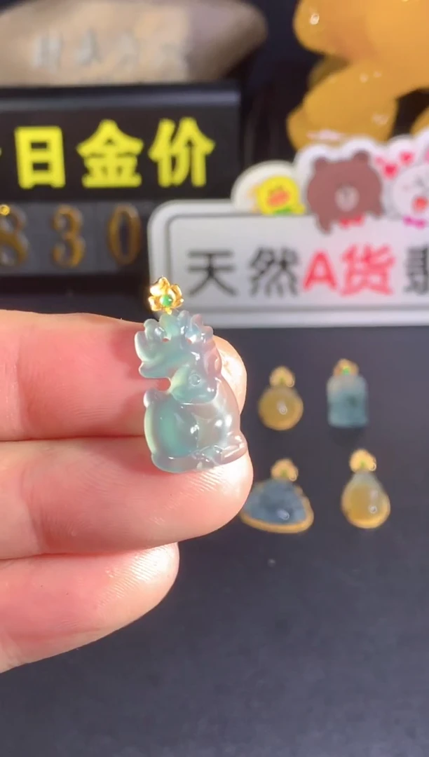 颈饰18K金镶嵌翡翠