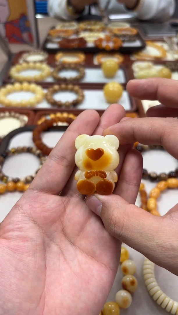 【闪购商品】琥珀裸石未镶嵌大熊