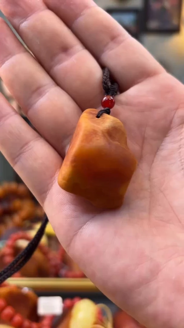 未镶嵌颈饰琥珀吊坠