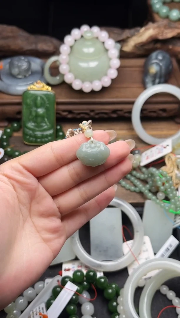 吊坠(不含链)未镶嵌和田玉吐拉牧场 如意锁 有瑕疵