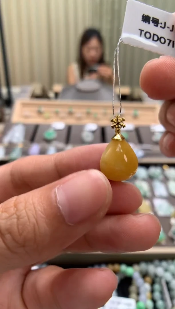 翡翠18K金镶嵌颈饰水滴