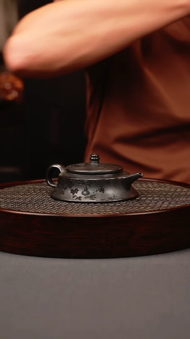 茶壶紫砂高黑泥 福禄壶 刻绘
