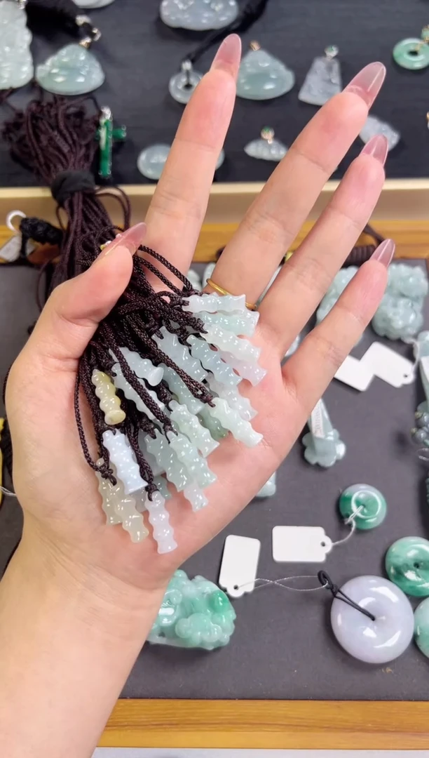 翡翠未镶嵌颈饰节节高