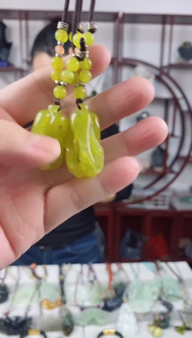 未镶嵌岫玉颈饰1