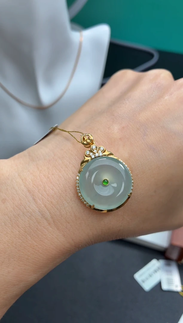 颈饰18K金镶嵌翡翠天然翡翠A货