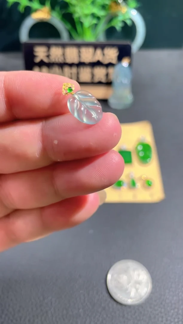 翡翠18K金镶嵌颈饰翡翠