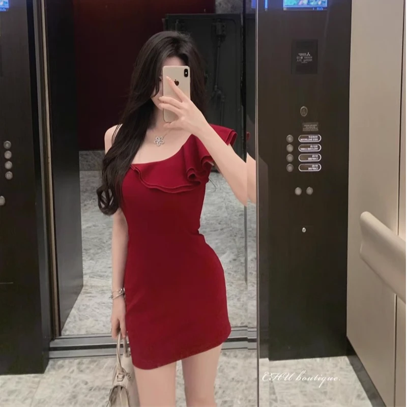 复古红色显白女人味十足荷叶领斜肩连衣裙女夏性感露肩包臀短裙子