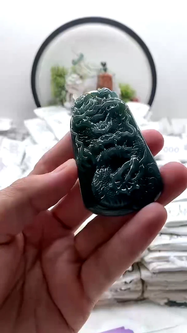 颈饰未镶嵌翡翠龙牌