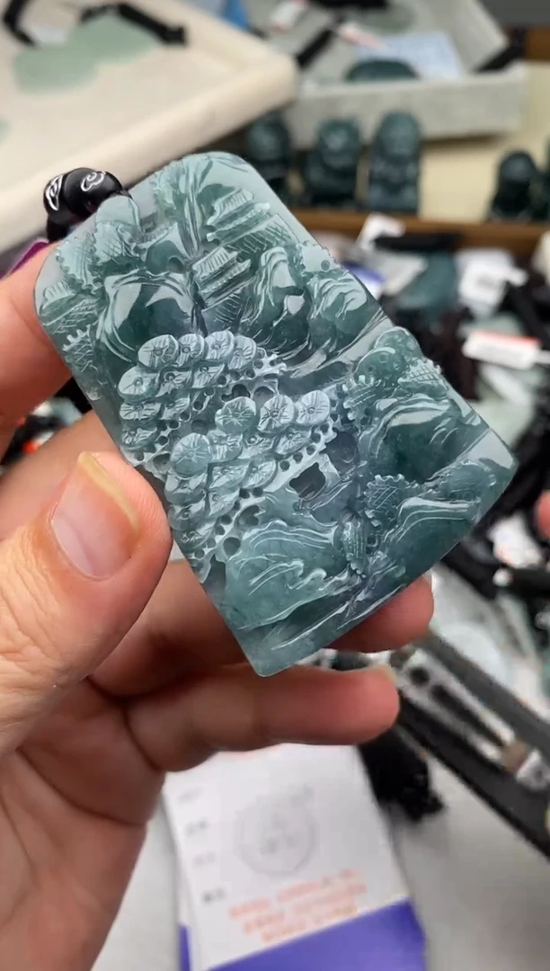 翡翠未镶嵌颈饰多样性发其一