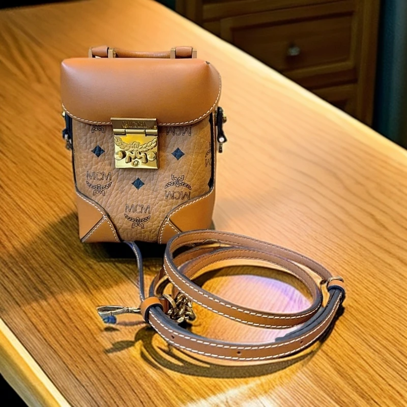 95新 MCM 干邑色斜挎包  1220 4951