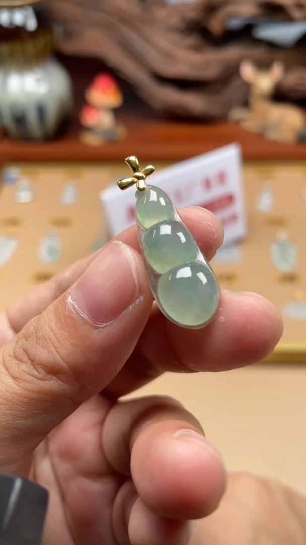 翡翠18K金镶嵌颈饰豆子