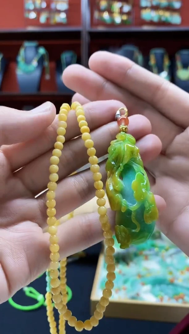 颈饰未镶嵌翡翠清****?翡翠吊坠