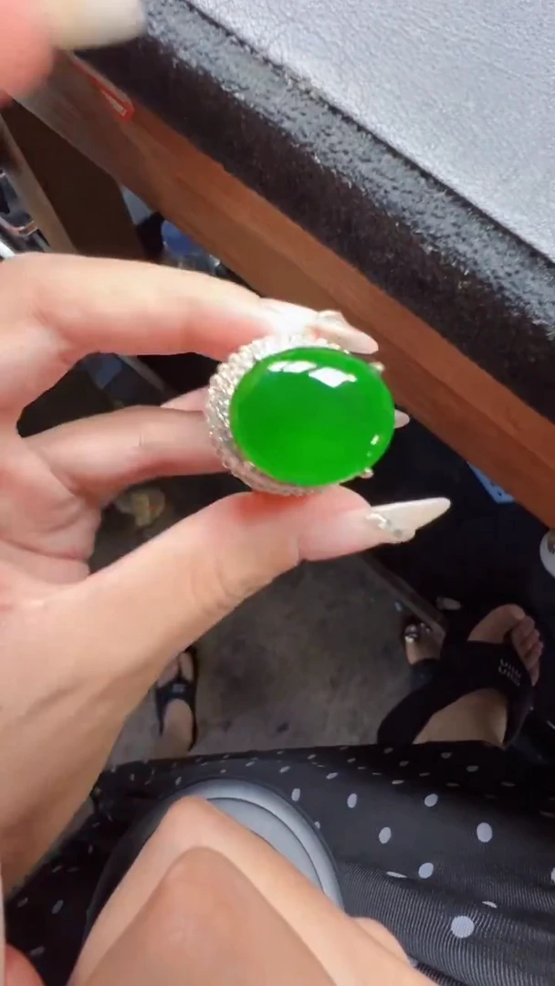 未镶嵌定制翡翠翡翠A货有轻微色差属于正常现象，蛋面多样性发货1