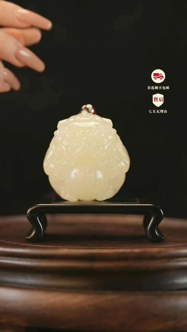 云南石竹叶青雕刻：貔貅抱球手把件摆件