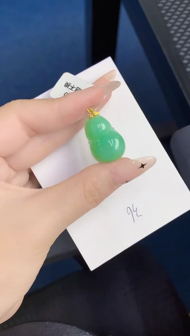 颈饰18K金镶嵌翡翠缅甸天然翡翠A货