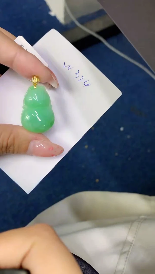 翡翠18K金镶嵌颈饰缅甸天然翡翠A货