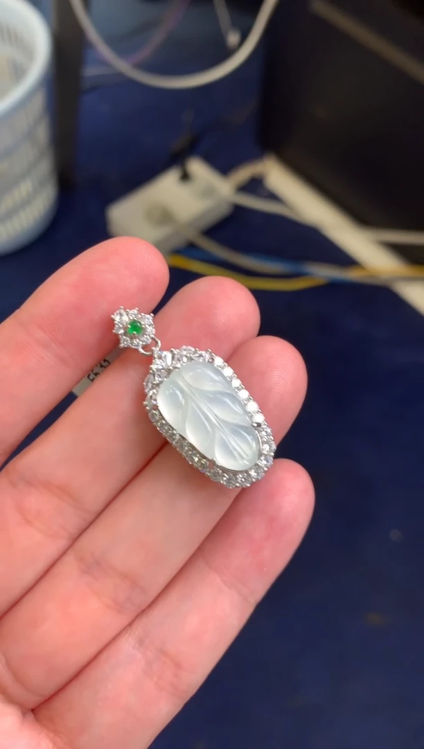 翡翠银S925镶嵌颈饰大*虾翡翠