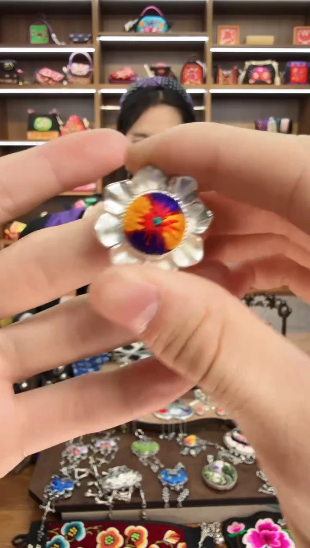 【闪购商品】织绣177蒙阿苏苗绣传承