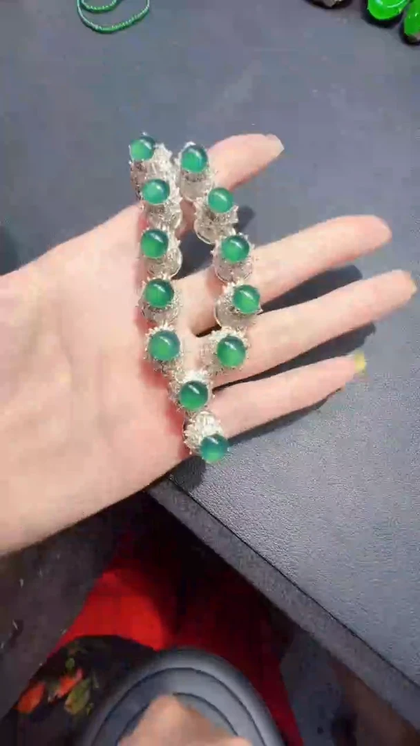 未镶嵌定制翡翠翡翠A货有轻微色差属于正常现象，套链多样性发货1