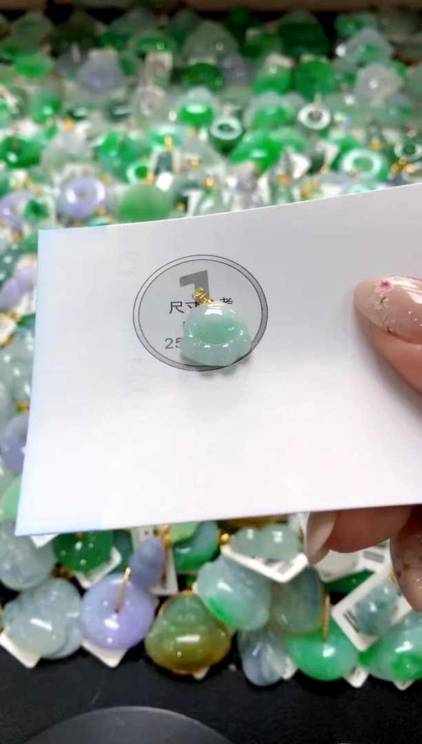 翡翠18K金镶嵌颈饰1111111111111111