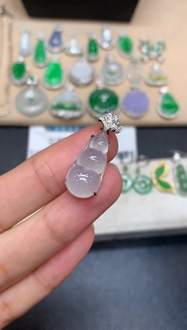 颈饰18K金镶嵌翡翠福豆【无服务费