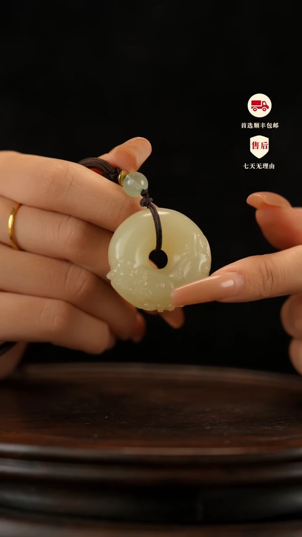 云南石竹叶青雕刻：貔貅平安扣