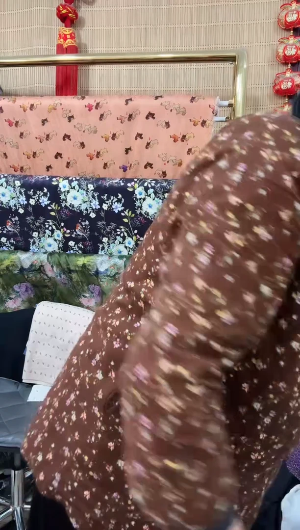 处理成对芭比裤裁片黄色一条有脏残（带一残片做辅料）