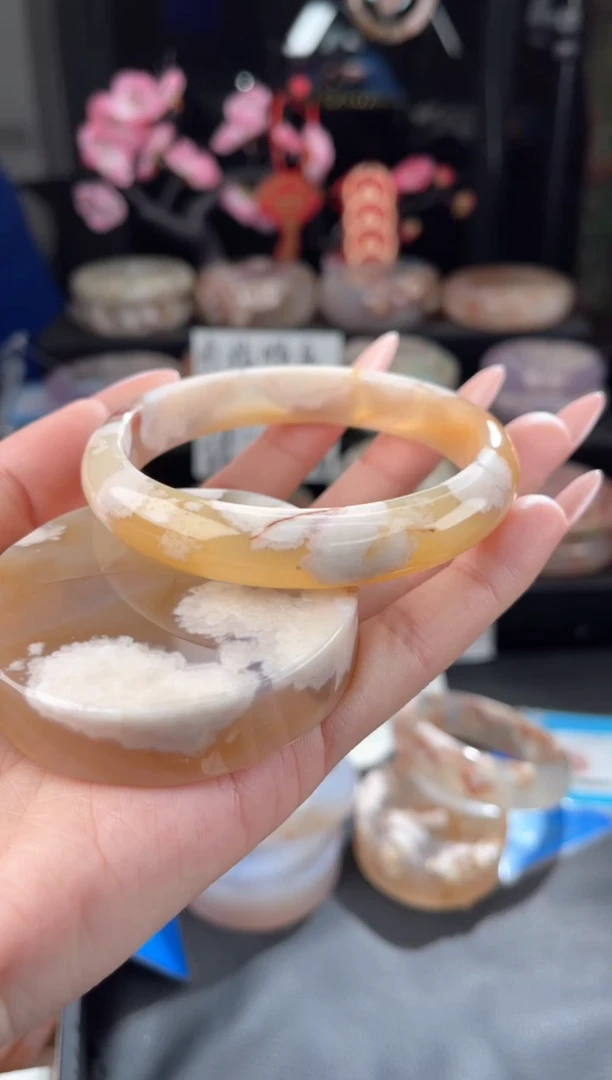 【闪购商品】石英质玉手镯未镶嵌63