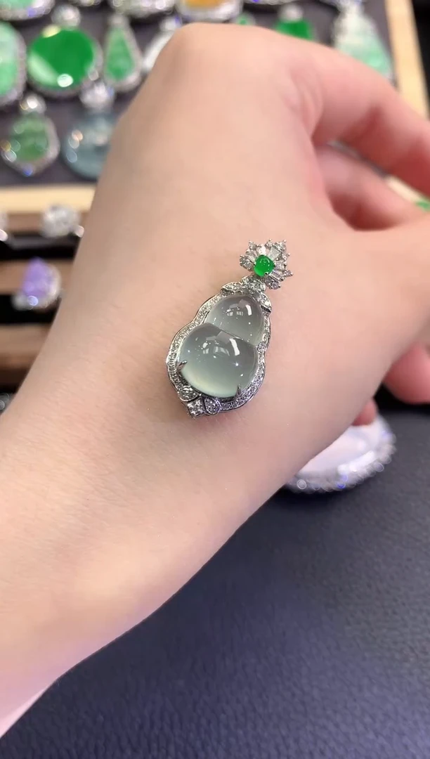 翡翠18K金镶嵌吊坠(不含链)春日珠宝 C12
