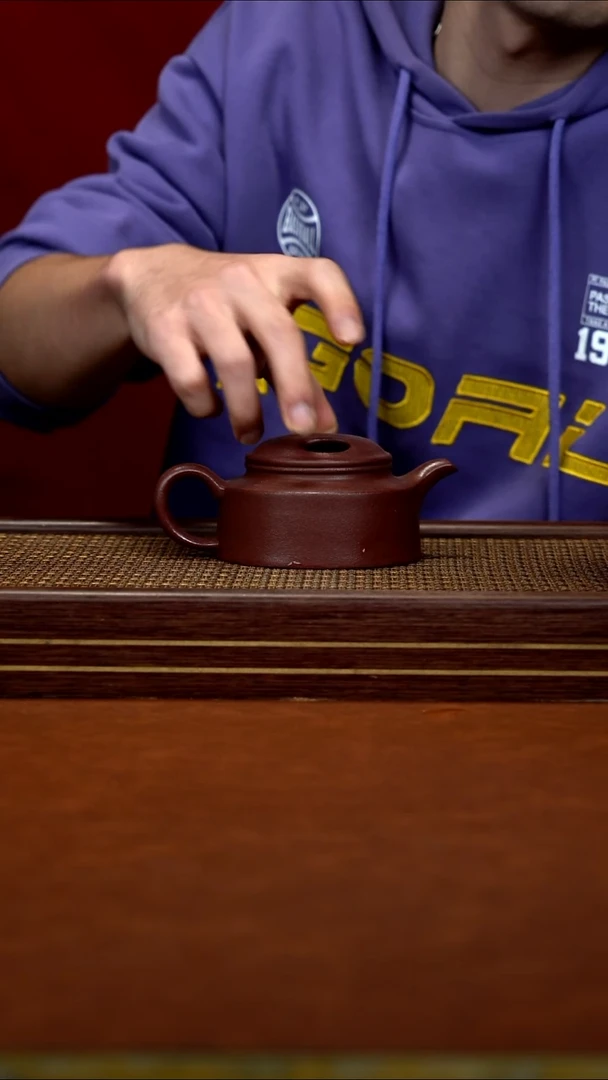 茶壶紫砂    ZQ     全砂底槽清     牛盖莲子    240cc