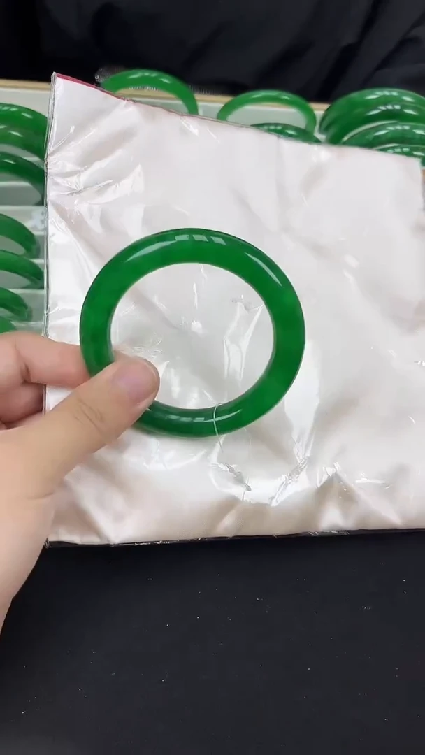 砖雕s9 辣阳绿圆条手镯 圈口62