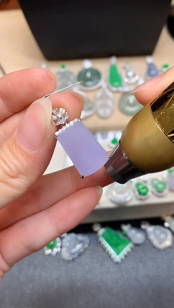 颈饰18K金镶嵌翡翠无事牌【无服务费