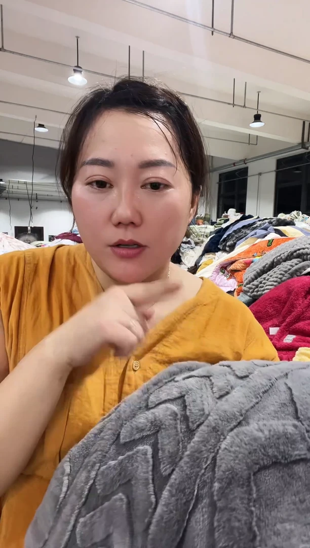 混纺主播手上展示的产品