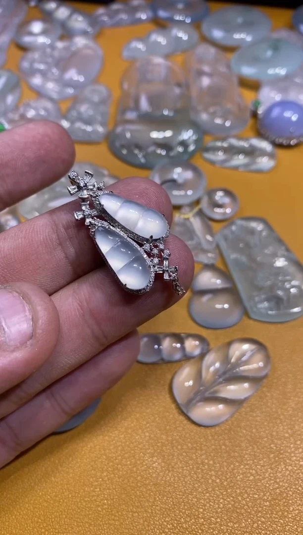 吊坠(不含链)18K金镶嵌翡翠豆子