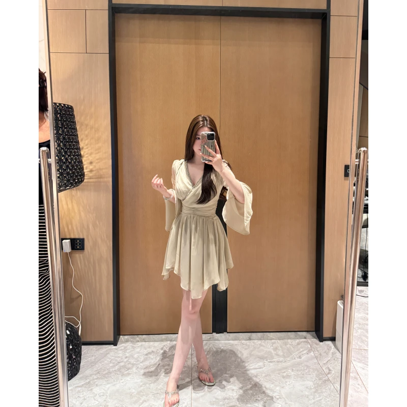 一只雪雪【莱茵水仙】新款春季气质性感轻奢镶钻V领不规则连衣裙